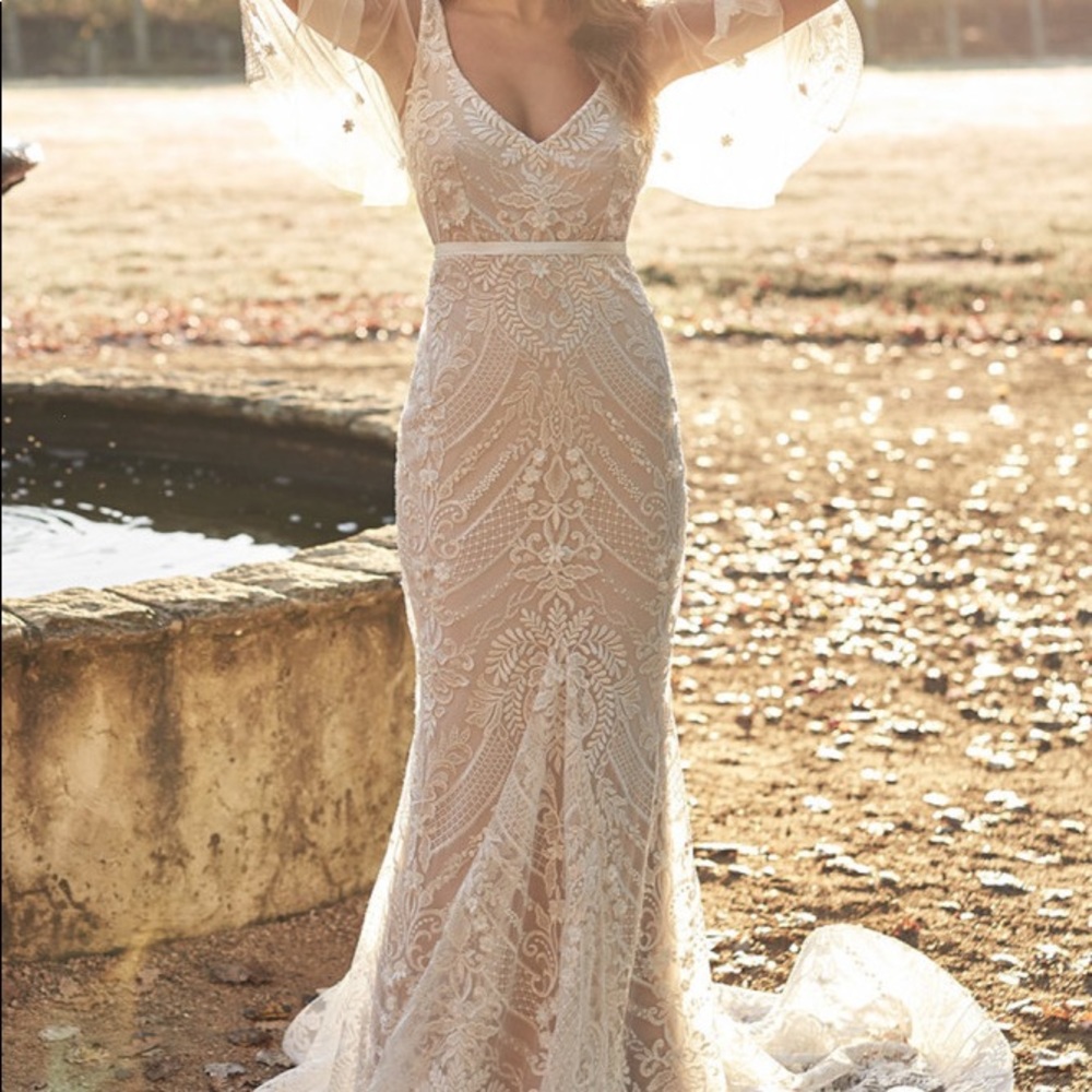 Sexy V Neck Botanical Lace Wedding Dress